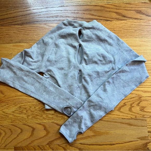 Gymshark long sleeve gray crop top with cutout back size small - Picture 2 of 3